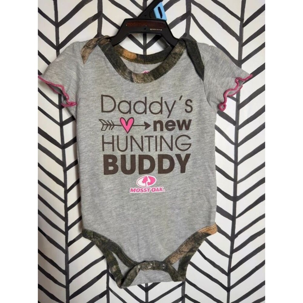 Mossy Oak “Daddy’s New Hunting Buddy” Camo Gray Bodysuit Girls 3-6M 2111